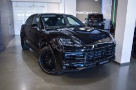 Porsche Cayenne Coupé E-Hybrid 2025 – Chromite Black, 22″ RS Spyder Wheels, Sport Chrono, BOSE, Matrix LED, PASM