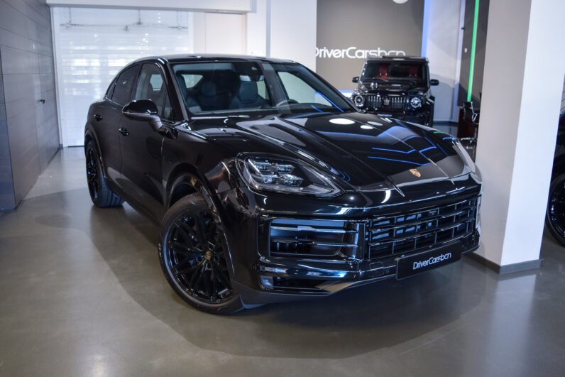 Porsche Cayenne Coupé E-Hybrid 2025 – Chromite Black, 22″ RS Spyder Wheels, Sport Chrono, BOSE, Matrix LED, PASM