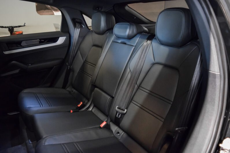Porsche Cayenne Coupé E-Hybrid 2025 – Chromite Black, 22″ RS Spyder Wheels, Sport Chrono, BOSE, Matrix LED, PASM