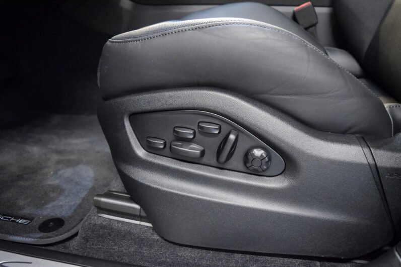 Porsche Cayenne Coupé E-Hybrid 2025 – Chromite Black, 22″ RS Spyder Wheels, Sport Chrono, BOSE, Matrix LED, PASM