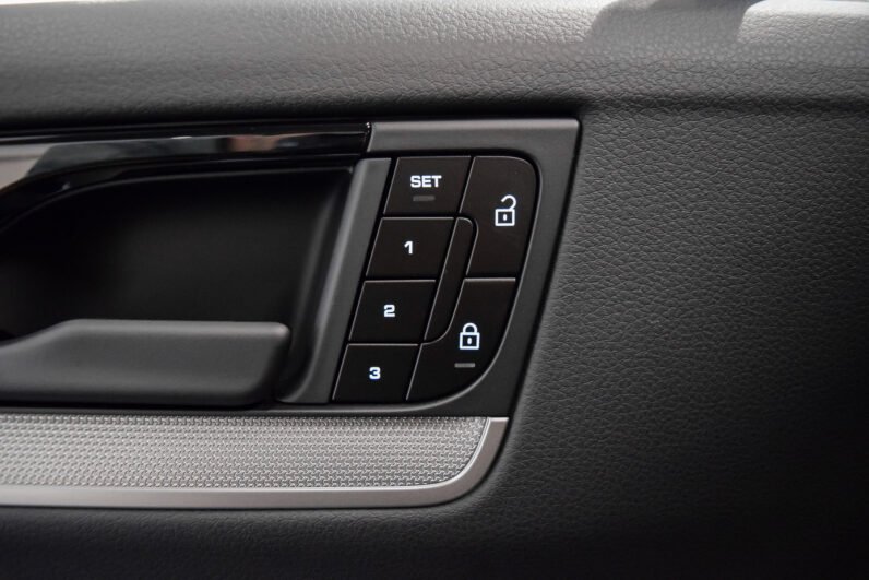 Porsche Cayenne Coupé E-Hybrid 2025 – Chromite Black, 22″ RS Spyder Wheels, Sport Chrono, BOSE, Matrix LED, PASM