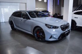 BMW M5 Touring 2025 – Brooklyn Grey, 727 HP Plug-in Hybrid, Bowers & Wilkins, Iconic Glow, M Carbon, Panoramic Roof