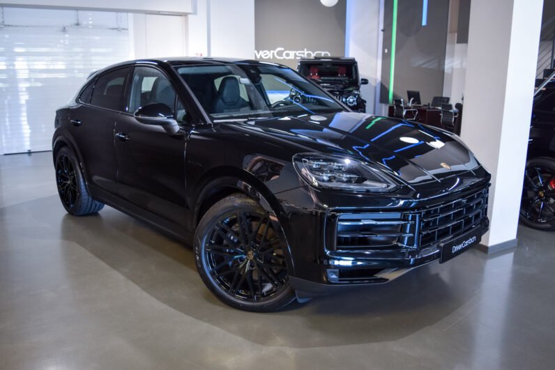 Porsche Cayenne Coupé E-Hybrid 2025 – Chromite Black, 22″ RS Spyder Wheels, Sport Chrono, BOSE, Matrix LED, PASM
