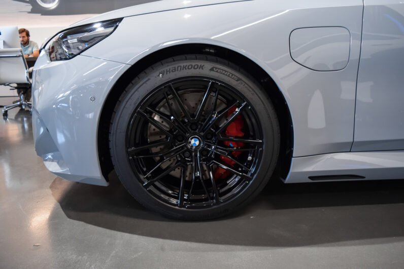 BMW M5 Touring 2025 – Brooklyn Grey, 727 HP Plug-in Hybrid, Bowers & Wilkins, Iconic Glow, M Carbon, Panoramic Roof