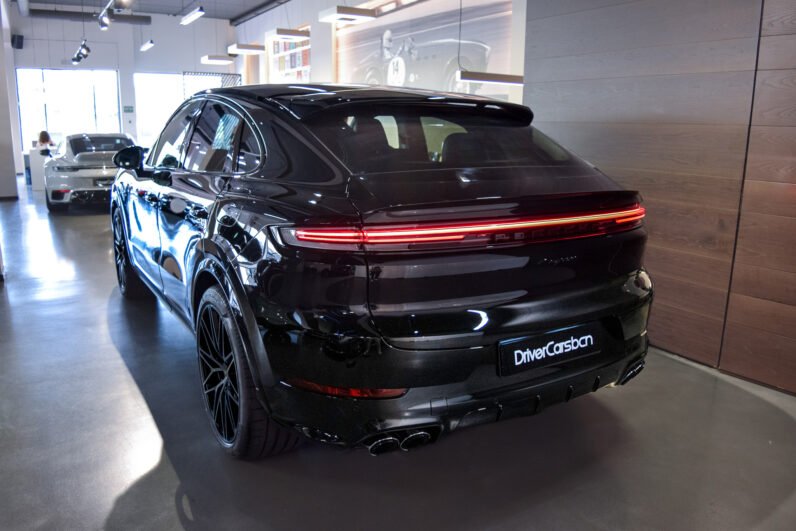 Porsche Cayenne Coupé E-Hybrid 2025 – Chromite Black, 22″ RS Spyder Wheels, Sport Chrono, BOSE, Matrix LED, PASM
