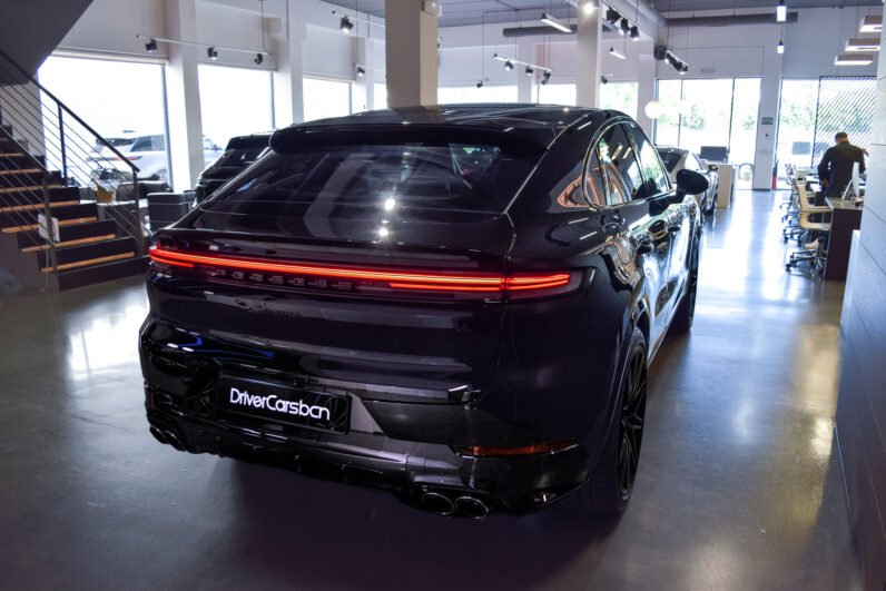 Porsche Cayenne Coupé E-Hybrid 2025 – Chromite Black, 22″ RS Spyder Wheels, Sport Chrono, BOSE, Matrix LED, PASM