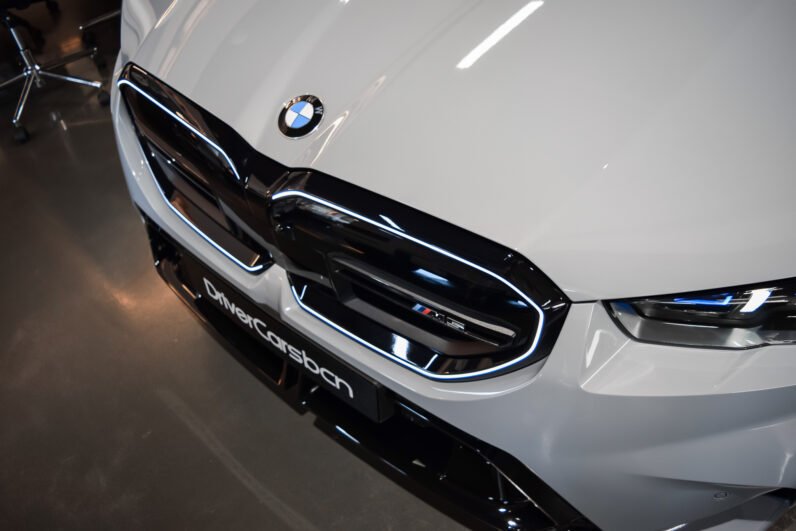 BMW M5 Touring 2025 – Brooklyn Grey, 727 HP Plug-in Hybrid, Bowers & Wilkins, Iconic Glow, M Carbon, Panoramic Roof