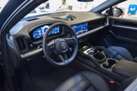 Porsche Cayenne Coupé E-Hybrid 2025 – Chromite Black, 22″ RS Spyder Wheels, Sport Chrono, BOSE, Matrix LED, PASM