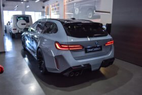 BMW M5 Touring 2025 – Brooklyn Grey, 727 HP Plug-in Hybrid, Bowers & Wilkins, Iconic Glow, M Carbon, Panoramic Roof