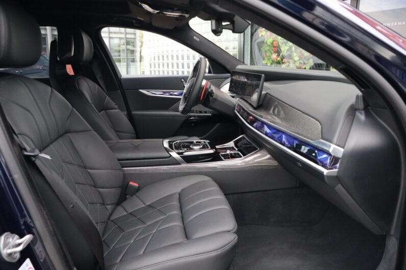 BMW M760e xDrive 2024 – Luxury Plug-In Hybrid Sedan with 572 PS, Bowers & Wilkins Sound & Carbon Interior