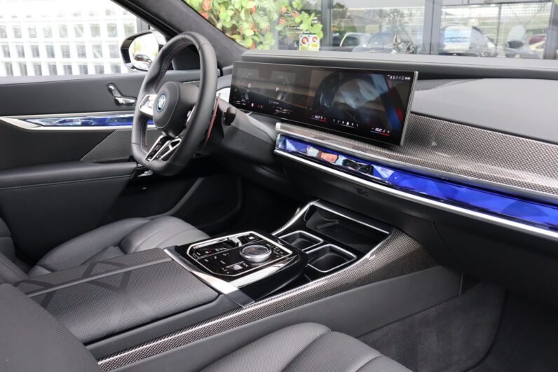 BMW M760e xDrive 2024 – Luxury Plug-In Hybrid Sedan with 572 PS, Bowers & Wilkins Sound & Carbon Interior