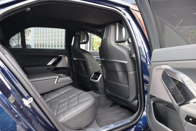 BMW M760e xDrive 2024 – Luxury Plug-In Hybrid Sedan with 572 PS, Bowers & Wilkins Sound & Carbon Interior
