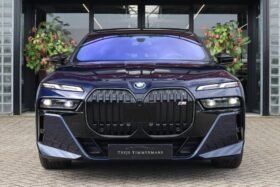 BMW M760e xDrive 2024 – Luxury Plug-In Hybrid Sedan with 572 PS, Bowers & Wilkins Sound & Carbon Interior