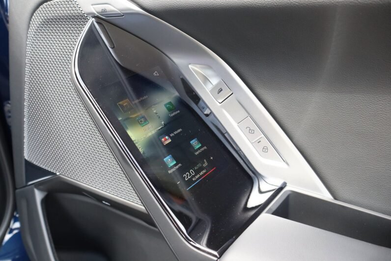 BMW M760e xDrive 2024 – Luxury Plug-In Hybrid Sedan with 572 PS, Bowers & Wilkins Sound & Carbon Interior