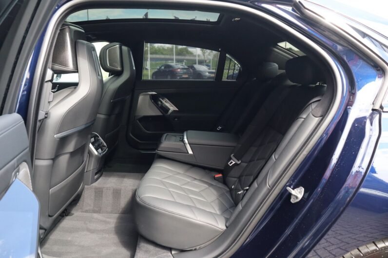 BMW M760e xDrive 2024 – Luxury Plug-In Hybrid Sedan with 572 PS, Bowers & Wilkins Sound & Carbon Interior