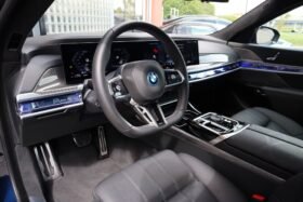 BMW M760e xDrive 2024 – Luxury Plug-In Hybrid Sedan with 572 PS, Bowers & Wilkins Sound & Carbon Interior