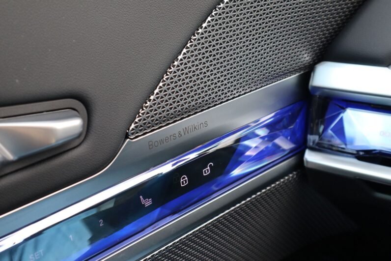 BMW M760e xDrive 2024 – Luxury Plug-In Hybrid Sedan with 572 PS, Bowers & Wilkins Sound & Carbon Interior