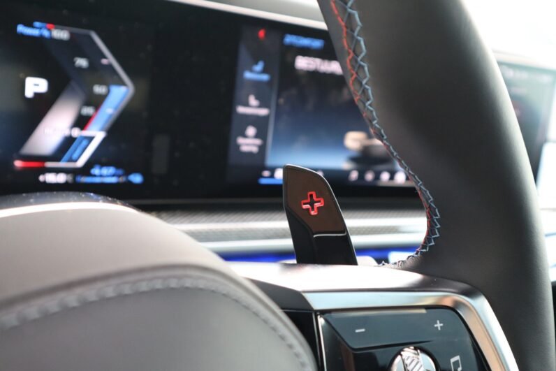 BMW M760e xDrive 2024 – Luxury Plug-In Hybrid Sedan with 572 PS, Bowers & Wilkins Sound & Carbon Interior