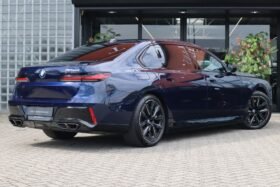 BMW M760e xDrive 2024 – Luxury Plug-In Hybrid Sedan with 572 PS, Bowers & Wilkins Sound & Carbon Interior