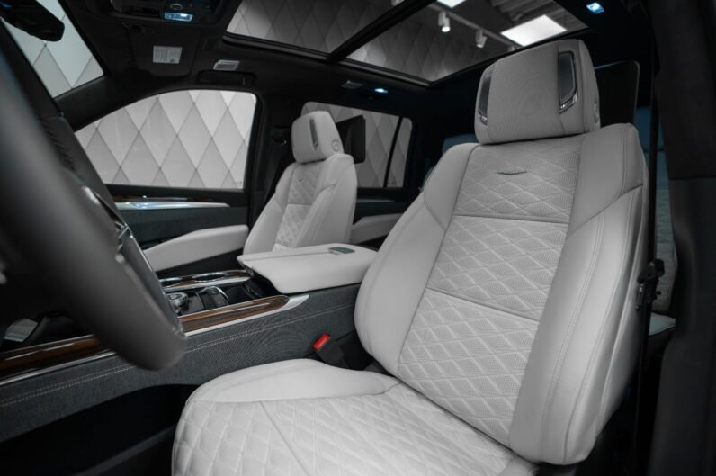 Cadillac Escalade ESV 2025 – Galactic Gray, 24″ Polished Wheels, 55″ Curved Display, Night Vision, AKG 36 Speakers, Massage Seats