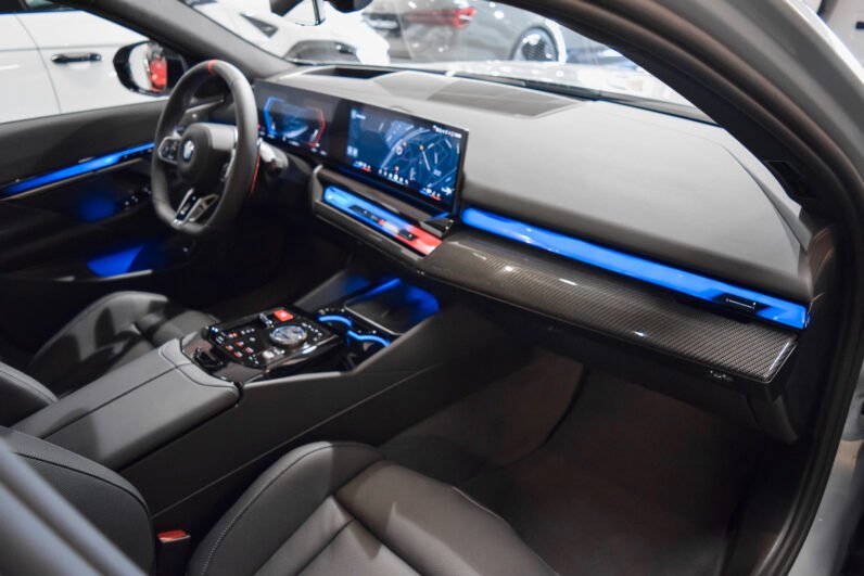 BMW M5 Touring 2025 – Brooklyn Grey, 727 HP Plug-in Hybrid, Bowers & Wilkins, Iconic Glow, M Carbon, Panoramic Roof