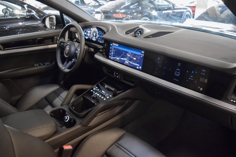 Porsche Cayenne Coupé E-Hybrid 2025 – Chromite Black, 22″ RS Spyder Wheels, Sport Chrono, BOSE, Matrix LED, PASM