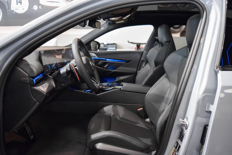 BMW M5 Touring 2025 – Brooklyn Grey, 727 HP Plug-in Hybrid, Bowers & Wilkins, Iconic Glow, M Carbon, Panoramic Roof