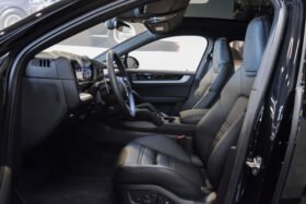 Porsche Cayenne Coupé E-Hybrid 2025 – Chromite Black, 22″ RS Spyder Wheels, Sport Chrono, BOSE, Matrix LED, PASM