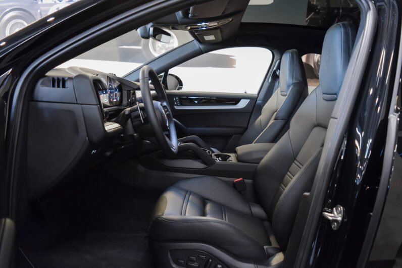 Porsche Cayenne Coupé E-Hybrid 2025 – Chromite Black, 22″ RS Spyder Wheels, Sport Chrono, BOSE, Matrix LED, PASM