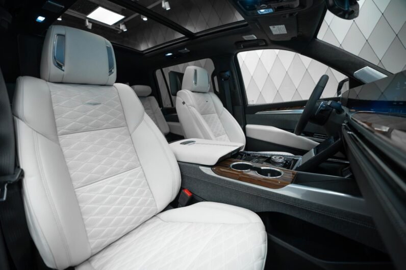 Cadillac Escalade ESV 2025 – Galactic Gray, 24″ Polished Wheels, 55″ Curved Display, Night Vision, AKG 36 Speakers, Massage Seats