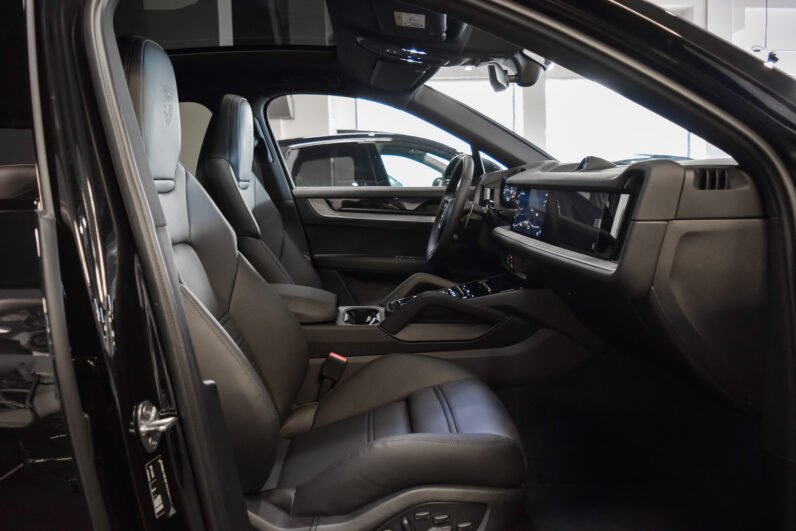 Porsche Cayenne Coupé E-Hybrid 2025 – Chromite Black, 22″ RS Spyder Wheels, Sport Chrono, BOSE, Matrix LED, PASM