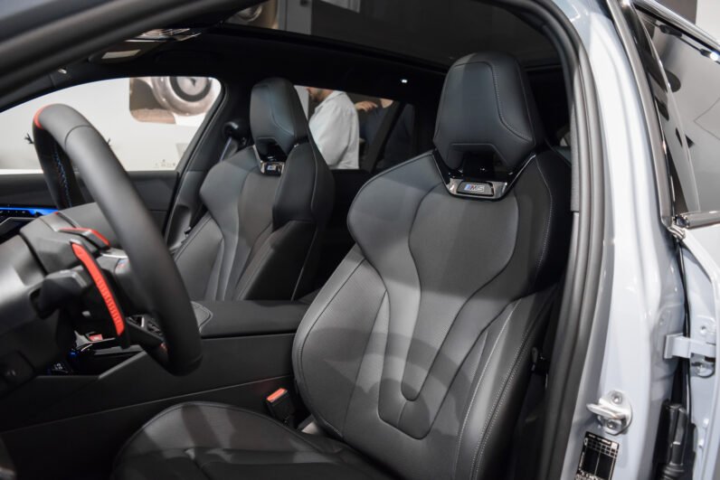 BMW M5 Touring 2025 – Brooklyn Grey, 727 HP Plug-in Hybrid, Bowers & Wilkins, Iconic Glow, M Carbon, Panoramic Roof