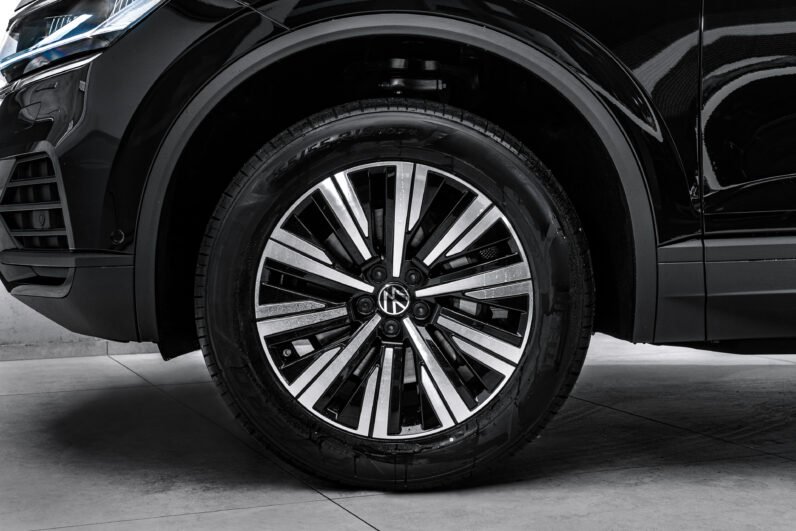 Volkswagen Touareg 2024 – V6 TDI SUV with LED & Trailer Hook