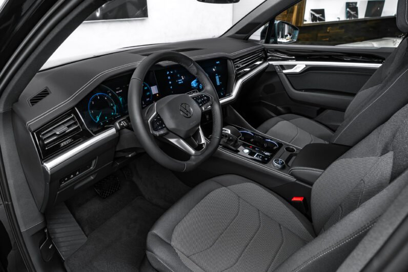 Volkswagen Touareg 2024 – V6 TDI SUV with LED & Trailer Hook