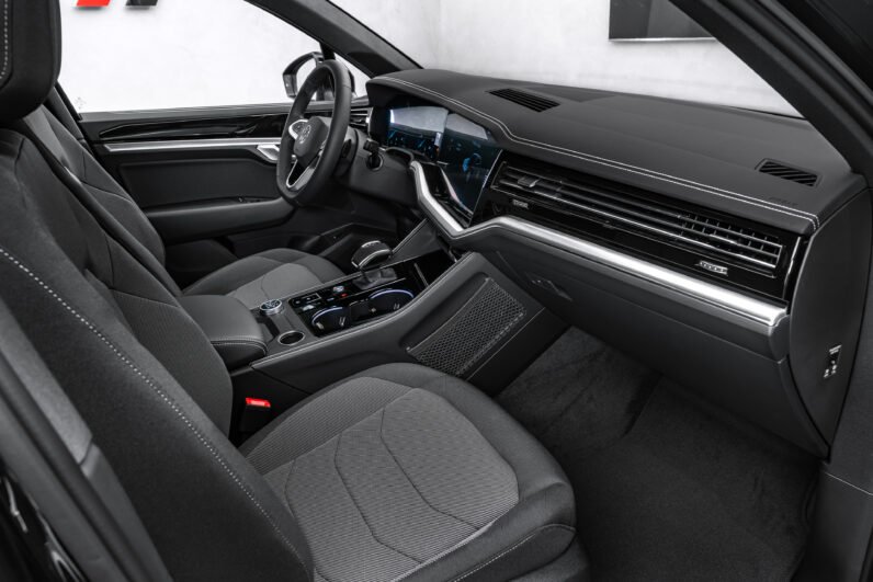 Volkswagen Touareg 2024 – V6 TDI SUV with LED & Trailer Hook