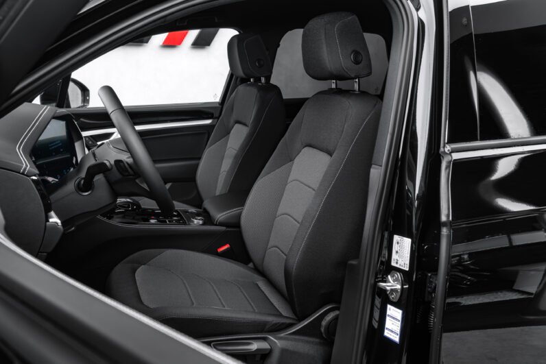 Volkswagen Touareg 2024 – V6 TDI SUV with LED & Trailer Hook