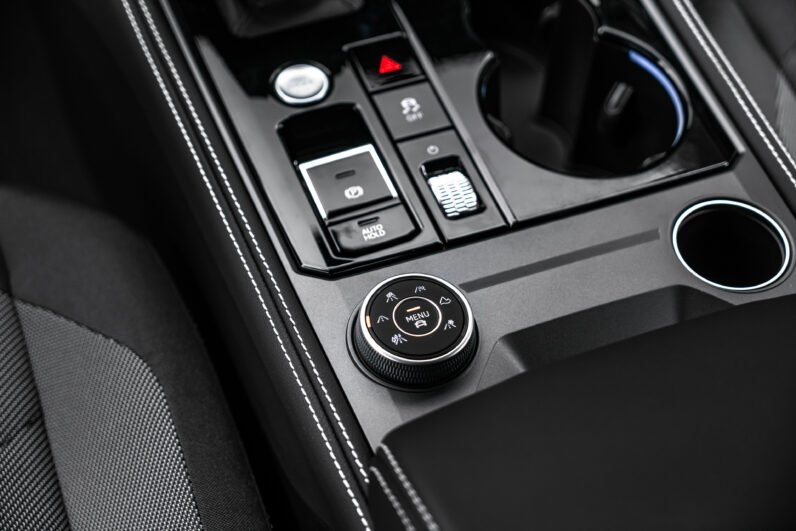 Volkswagen Touareg 2024 – V6 TDI SUV with LED & Trailer Hook