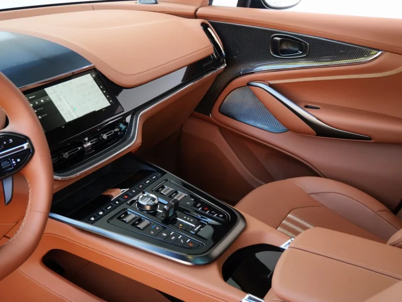 Aston Martin DBX 707 2025
