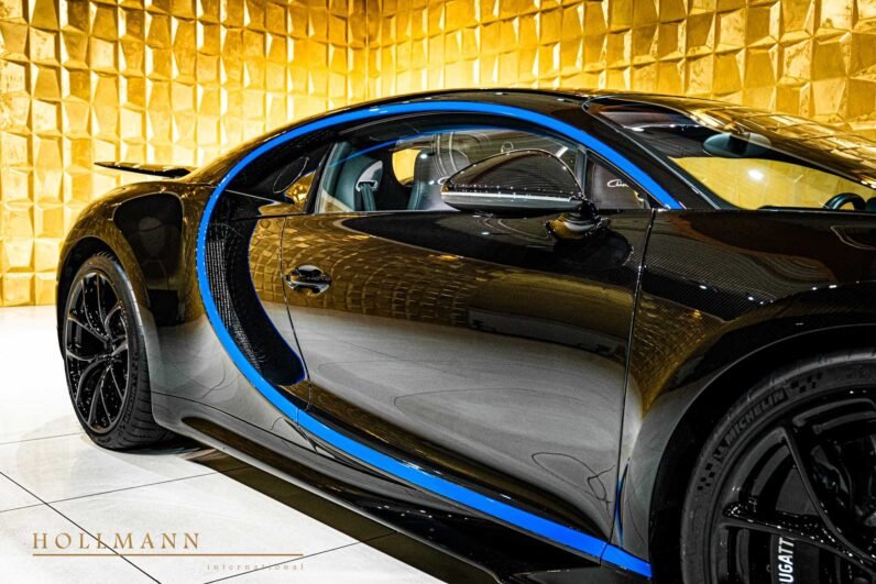 Bugatti Chiron 2018 for Sale – Full Black Carbon, 1,500 HP W16, French Racing Blue Leather Interior & Only 2,475 km