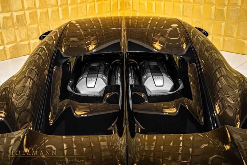 Bugatti Chiron 2018 for Sale – Full Black Carbon, 1,500 HP W16, French Racing Blue Leather Interior & Only 2,475 km