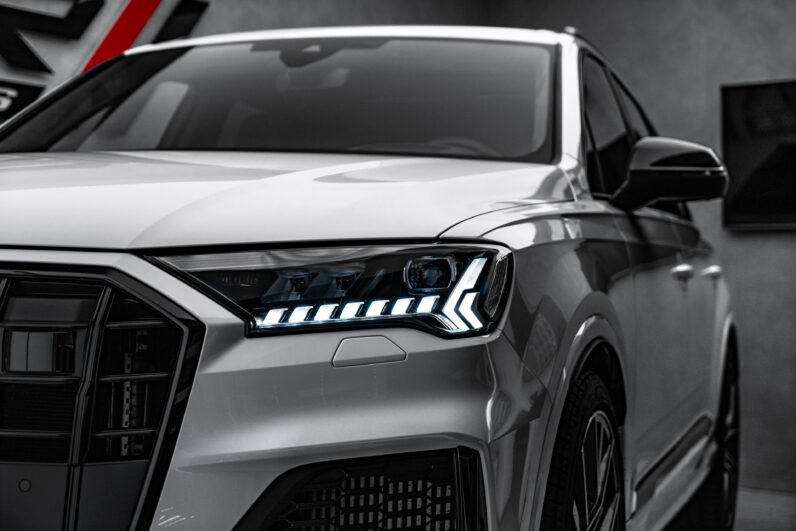 Audi SQ7 2023 – Pearl Effect Paint, 507 HP, Valcona Leather, Panoramic Roof, Laser Matrix LED & 22” Wheels