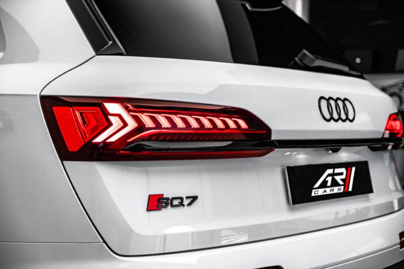 Audi SQ7 2023 – Pearl Effect Paint, 507 HP, Valcona Leather, Panoramic Roof, Laser Matrix LED & 22” Wheels