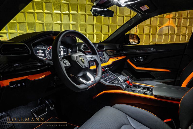 Lamborghini Urus SE 2025 for Sale – 799 PS Hybrid SUV in Nero Helene with Carbon Trim & 23″ Gloss Wheels
