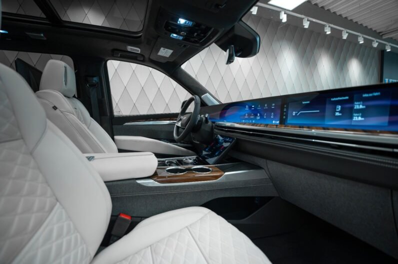 Cadillac Escalade ESV 2025 – Galactic Gray, 24″ Polished Wheels, 55″ Curved Display, Night Vision, AKG 36 Speakers, Massage Seats