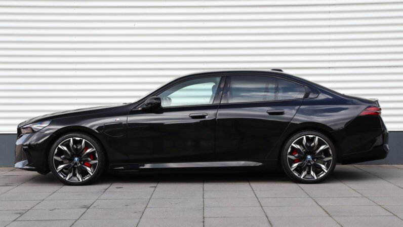 BMW 550e xDrive M-Sport Pro 2024 for Sale – Saphirschwarz Metallic, Merino Leather Interior, 489 HP Hybrid Sedan, Carbon Trim & 21″ Wheels