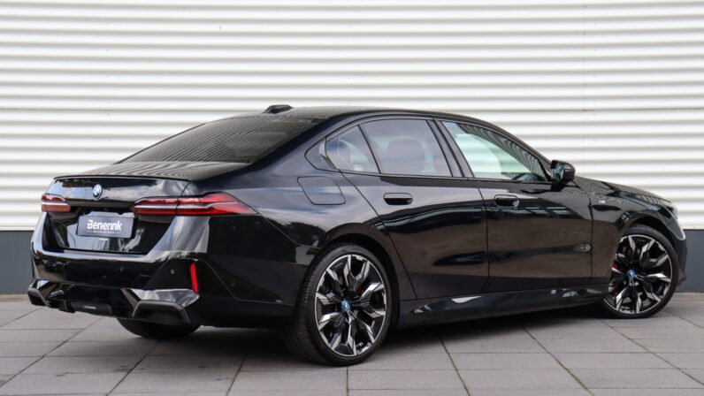 BMW 550e xDrive M-Sport Pro 2024 for Sale – Saphirschwarz Metallic, Merino Leather Interior, 489 HP Hybrid Sedan, Carbon Trim & 21″ Wheels