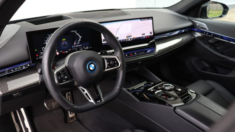 BMW 550e xDrive M-Sport Pro 2024 for Sale – Saphirschwarz Metallic, Merino Leather Interior, 489 HP Hybrid Sedan, Carbon Trim & 21″ Wheels