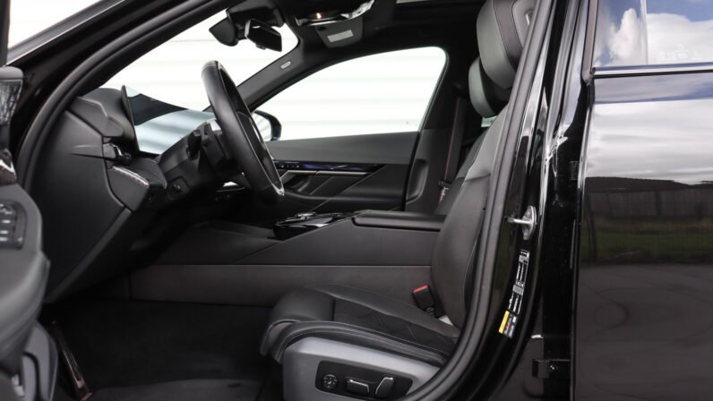 BMW 550e xDrive M-Sport Pro 2024 for Sale – Saphirschwarz Metallic, Merino Leather Interior, 489 HP Hybrid Sedan, Carbon Trim & 21″ Wheels