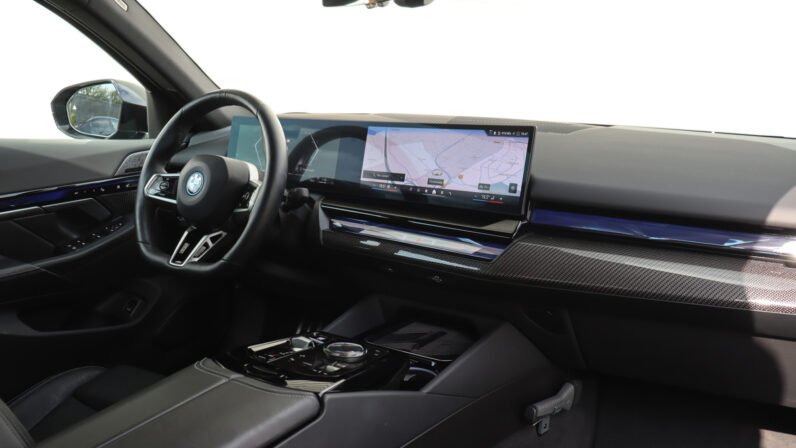BMW 550e xDrive M-Sport Pro 2024 for Sale – Saphirschwarz Metallic, Merino Leather Interior, 489 HP Hybrid Sedan, Carbon Trim & 21″ Wheels