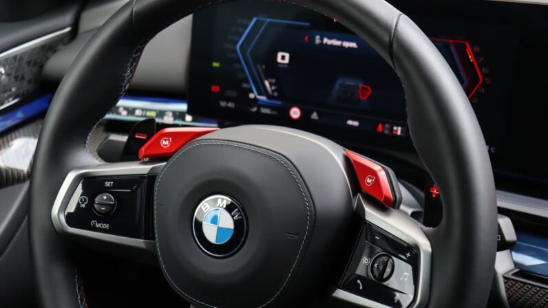 BMW M5 Touring 2025 for Sale – Saphirschwarz Metallic, Merino Leather, 727 HP Hybrid, M Driver’s Package, Carbon Trim, Bowers & Wilkins Audio